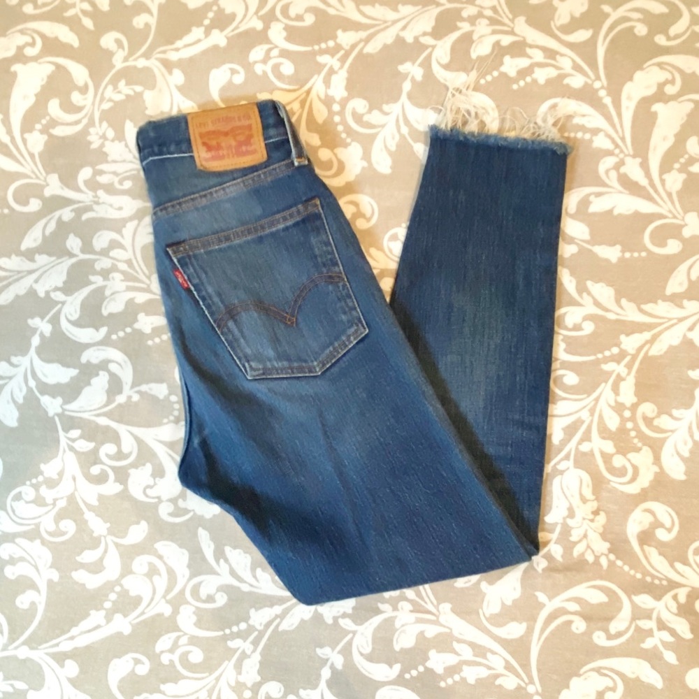 Levi’s cut off ankle jeans